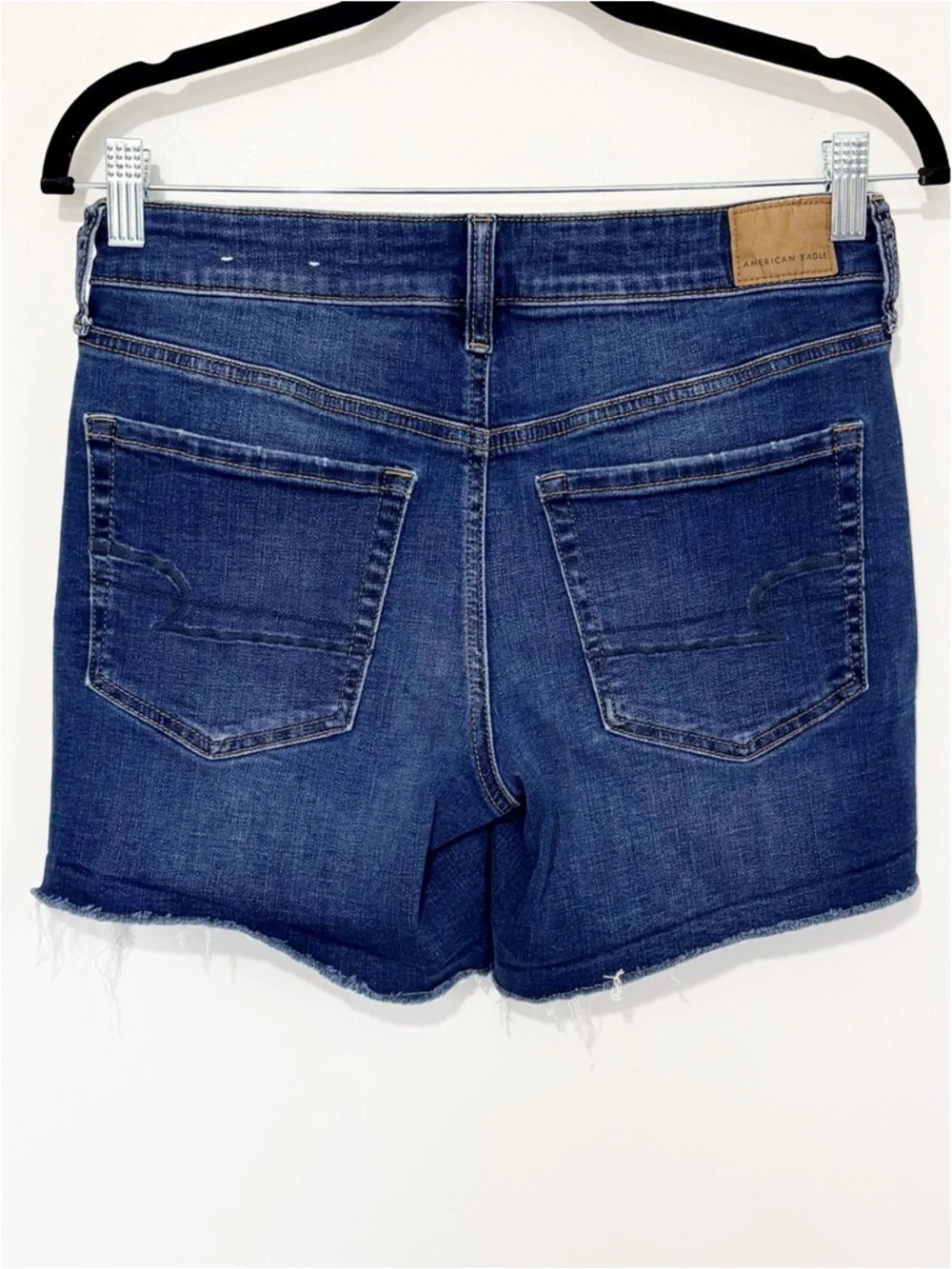 AMERICAN EAGLE Midi Denim Jean Shorts Raw Hem Dark Wash Size 6 Super Stretch - Picture 2 of 8